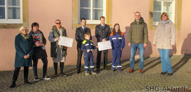 Mehr als 2.000 Euro für Kinder: Bückeburger Stadtmarketing spendet Erlös aus Christkugelverkauf