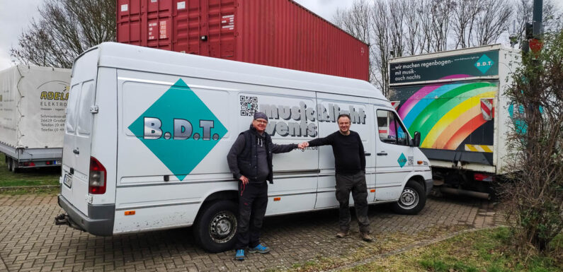 Getränke, Holz und Fliesen: Spendentransport aus Schaumburg kommt trotz Reifenpanne im Ahrtal an