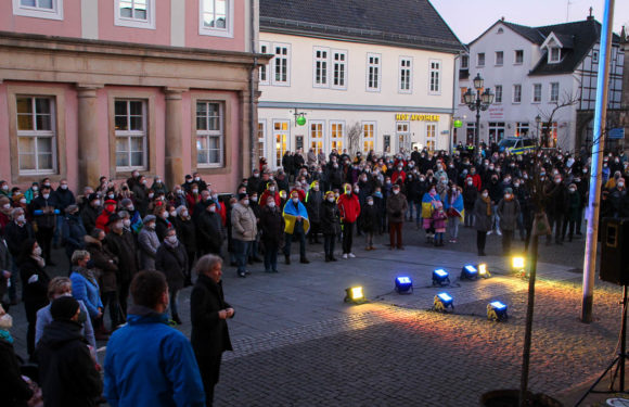 Den Frieden gemeinsam verteidigen: Hunderte Menschen kommen zu Mahnwache auf den Bückeburger Marktplatz