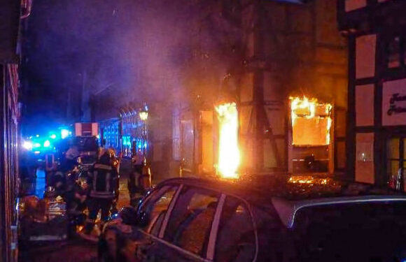 Rinteln: Feuerwehr löscht brennendes Haus in der Altstadt