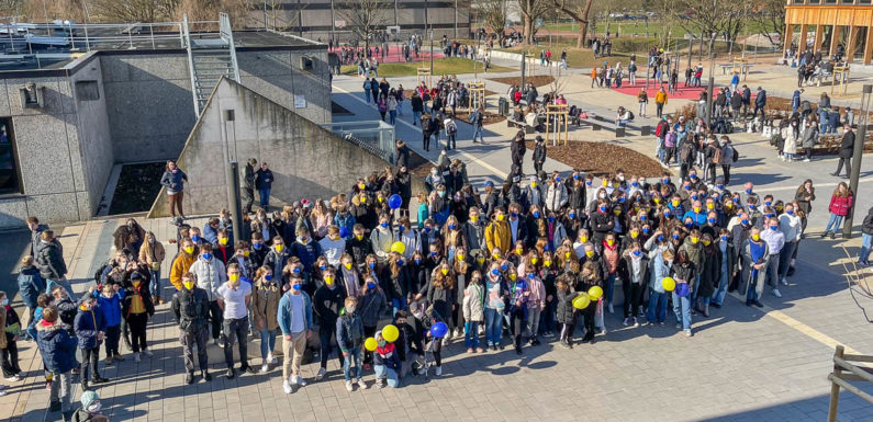 Forderung nach Frieden: Schüler am Gymnasium Ernestinum zeigen Solidarität mit Ukraine und sammeln Spenden