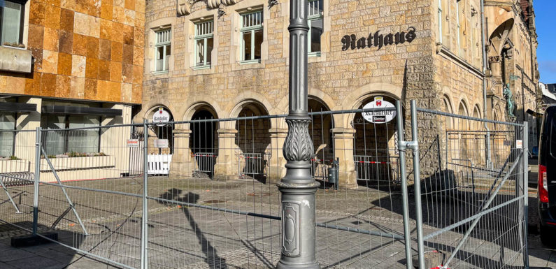 Wegen Sturmschaden am Rathaus: Teil des Marktplatzes in Bückeburg gesperrt