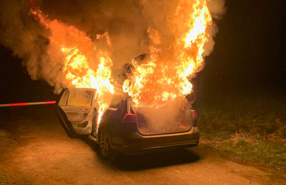 Seggebruch: VW Golf nach Unfallflucht lichterloh in Flammen