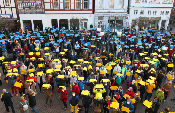 350 Menschen kommen zur Ukraine-Friedenskundgebung in Stadthagen
