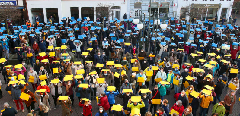 350 Menschen kommen zur Ukraine-Friedenskundgebung in Stadthagen