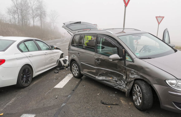 Unfall beim Abbiegen: BMW fährt VW in die Beifahrerseite