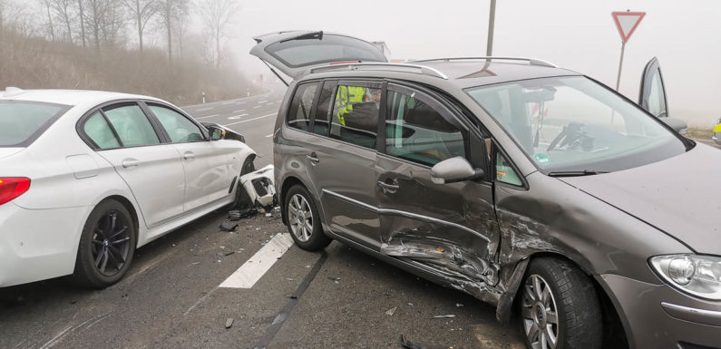 Unfall beim Abbiegen: BMW fährt VW in die Beifahrerseite