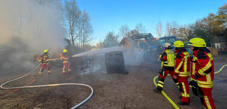 Osterfeuer in Bückeburg: Feuerwehren müssen brennende Strohballen löschen
