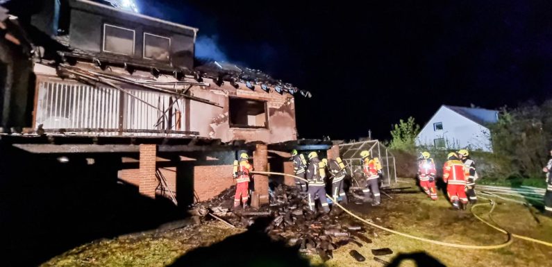 Feuerwehrmann bei Dachstuhlbrand in Apelern verletzt