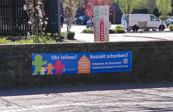 Buntes Banner in Rehren: Schulung für neue Kinderschutzbund-Paten startet am 29. April