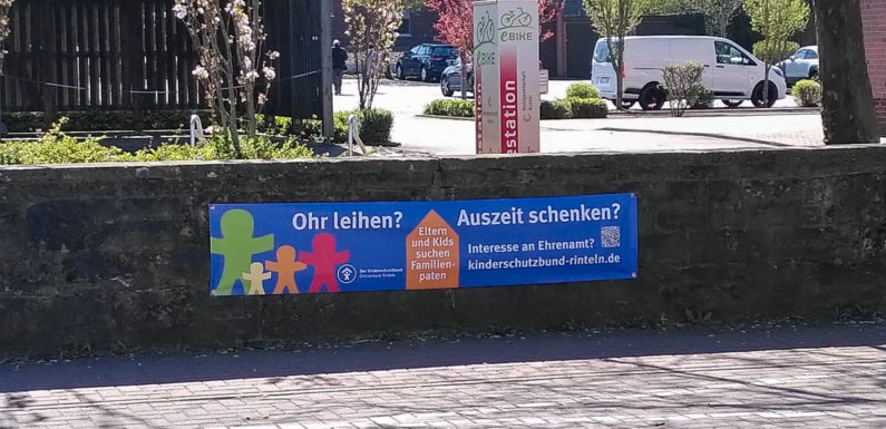 Buntes Banner in Rehren: Schulung für neue Kinderschutzbund-Paten startet am 29. April