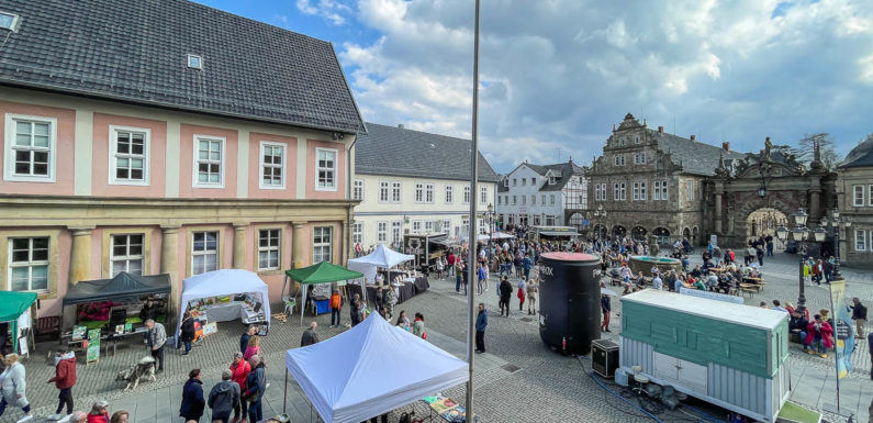 Die Sonne lacht, der Burger schmeckt: Viel los beim Streetfood-Markt im Herzen Bückeburgs