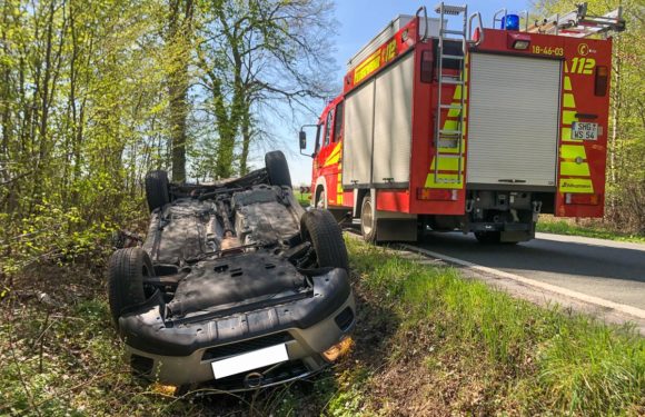 Auto landet im Graben: Feuerwehr befreit Fahrer durch den Kofferraum