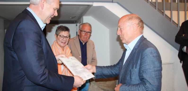 Besonderes „Geschenk“ für Bückeburgs Kleinod: Minister Thümler überreicht Förderbescheid an Museum