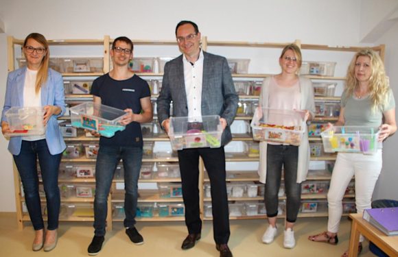 Bückeburg: Förderverein und Volksbank in Schaumburg sponsern Aktionskisten für Julianen-Kita