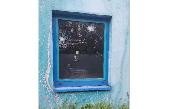 Fensterscheiben beschädigt: Polizei bittet um Zeugenhinweise