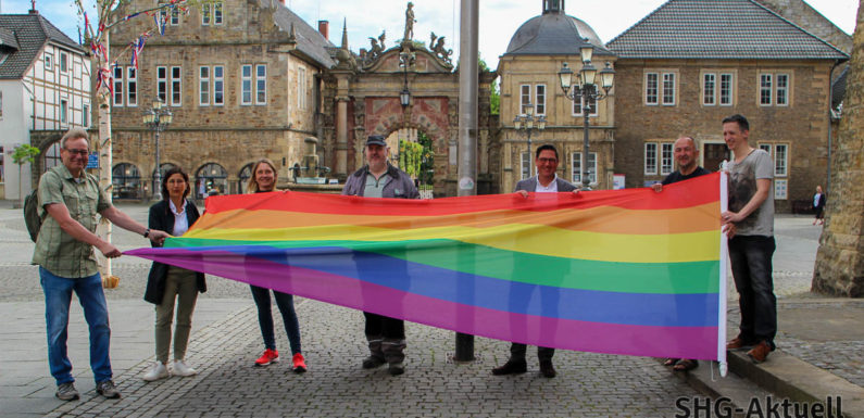 Stadt Bückeburg hisst erstmalig die Regenbogenflagge