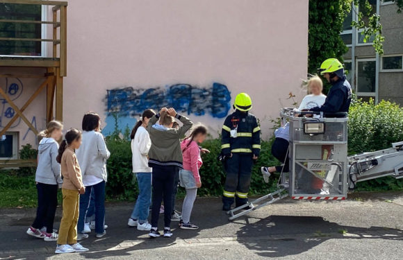 Feuerwehr Bückeburg besucht ukrainische Flüchtlingskinder