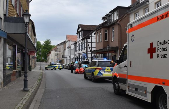 Motorradfahrer fährt gegen Auto: Unfall auf der Schulstraße in Bückeburg