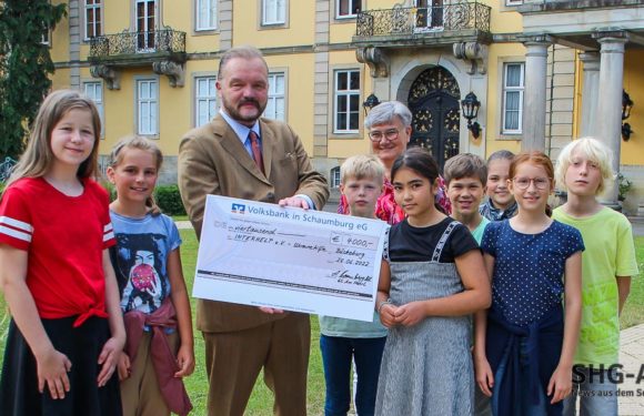 Grundschüler überreichen 4000 Euro aus Spendenlauf an Interhelp-Schirmherr Alexander Fürst zu Schaumburg-Lippe