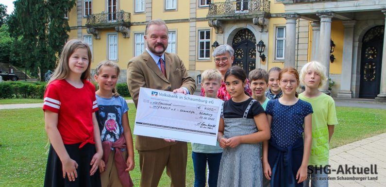 Grundschüler überreichen 4000 Euro aus Spendenlauf an Interhelp-Schirmherr Alexander Fürst zu Schaumburg-Lippe