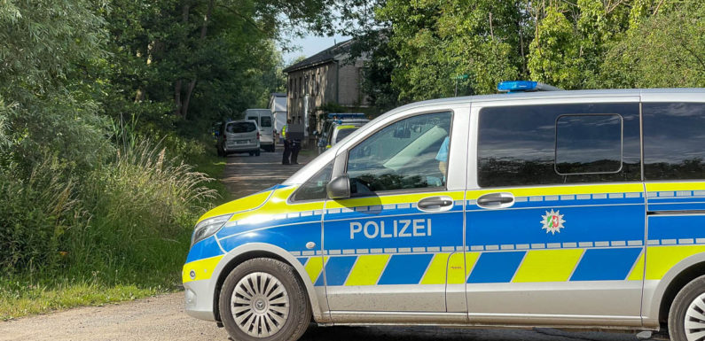 Nach Axt-Mord im Kalletal: Polizei durchsucht Grundstücke auf der Suche nach Tatverdächtigem