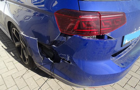 VW Passat in Lulu-von-Strauß-und-Torney-Straße gerammt und geflüchtet