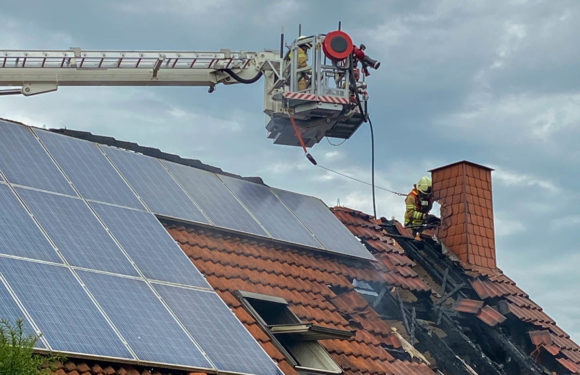 Nienbrügge: Über 100 Feuerwehrleute bei Dachstuhlbrand im Einsatz