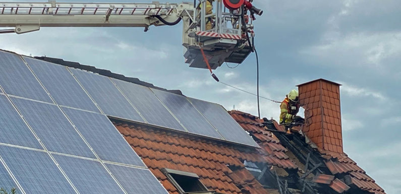Nienbrügge: Über 100 Feuerwehrleute bei Dachstuhlbrand im Einsatz