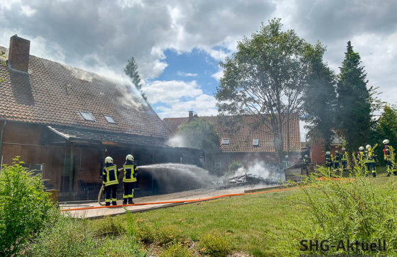 Rinteln: Feuerwehr löscht brennenden Haus-Anbau / Autofahrer missachtet Straßensperre