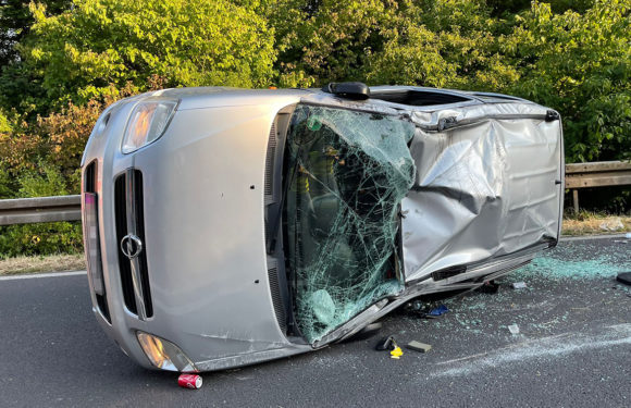 Bückeburg: Auto überschlägt sich auf der B65 / Fünf Verletzte