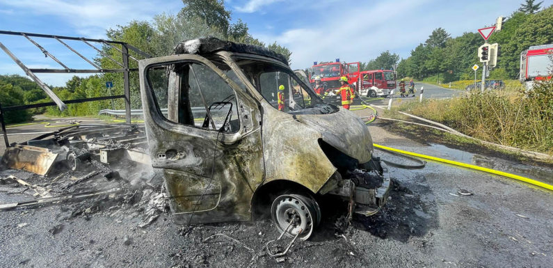 Bückeburg: Transporter fängt Feuer und setzt Getreidefeld in Brand