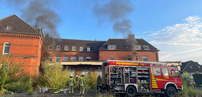 Rauchentwicklung in altem Post-Gebäude: Feuerwehr übt den Ernstfall in Stadthagen