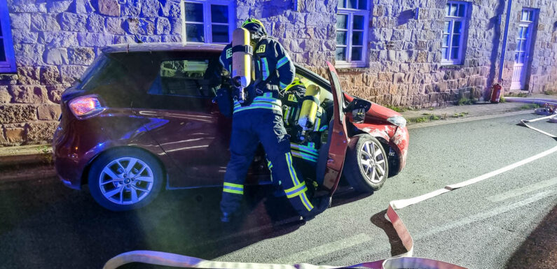 Feuerwehr nach Unfall in Hagenburg alarmiert: „Elektro-Auto soll brennen“