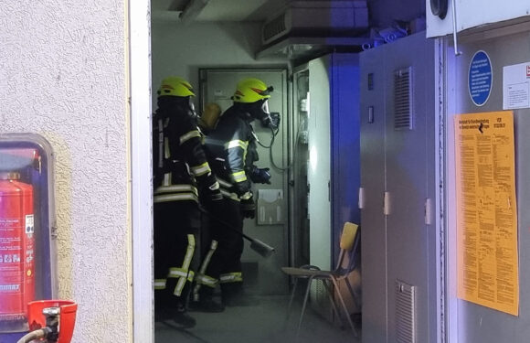 Feuerwehr löscht Schmorbrand in der Elektroverteilung der AWS