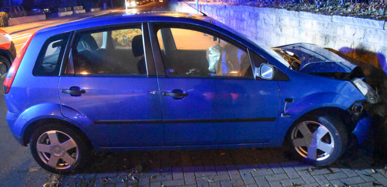 Bückeburg: Betrunkener Autofahrer rammt Mauer