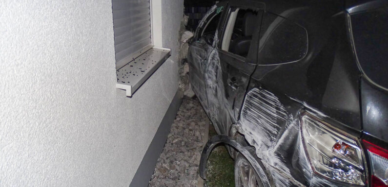 Gas und Bremse verwechselt: Auto kracht gegen Hausfassade