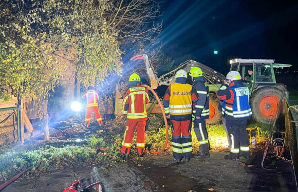 Feuerwehreinsatz in Scheie: Baum brennt, Hauptstraße wegen Löscharbeiten gesperrt
