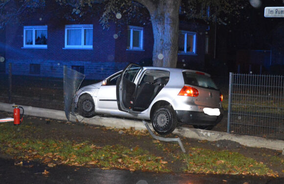 Betrunkener VW-Fahrer schleudert in Scheie gegen einen Zaun