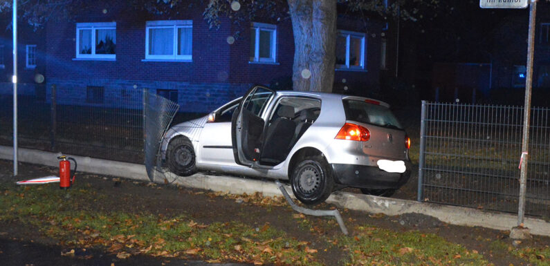 Betrunkener VW-Fahrer schleudert in Scheie gegen einen Zaun