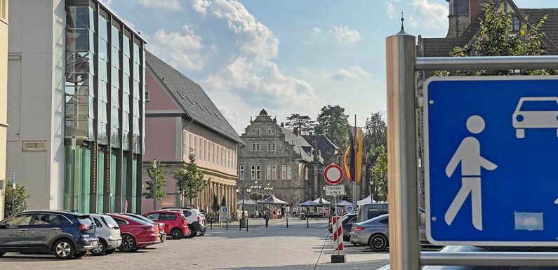 Bückeburg: Fahrbahnschwelle in der Bahnhofstraße soll Sicherheit erhöhen und Pflastersteine schützen