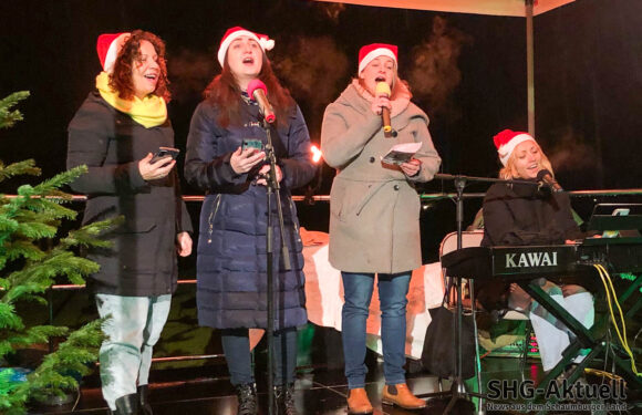 Trotz Regen zusammenstehen und singen: Weihnachtssingen im Jahnstadion mit VfL, Bürgerbataillon und Landeskirche stimmten auf das Fest ein