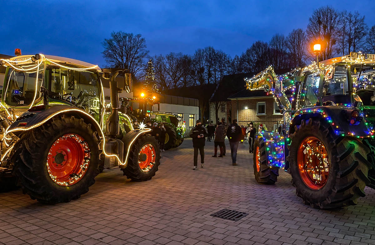 Weihnachtliche Traktor-Lichter-Parade: Behindertenhilfe Nettetal