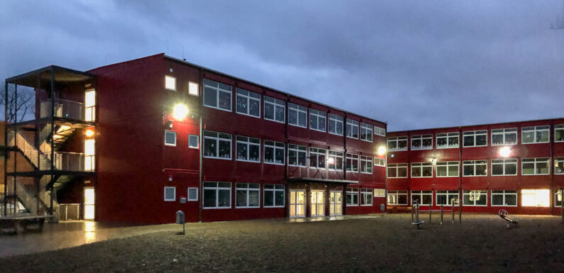 Neustart mit Neubaustandard: Bückeburger Verwaltung, Schul- und Elternvertreter besichtigen Modulschule in Langenhagen