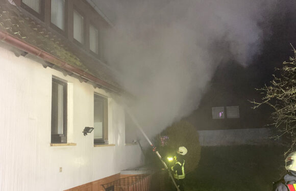 Feuerwehreinsatz in Rinteln: Drei Ersthelfer und Hausbewohnerin bei Brand eines Hauses verletzt