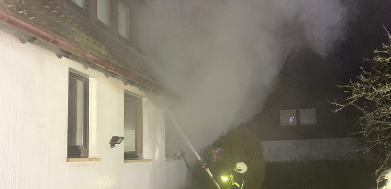 Feuerwehreinsatz in Rinteln: Drei Ersthelfer und Hausbewohnerin bei Brand eines Hauses verletzt