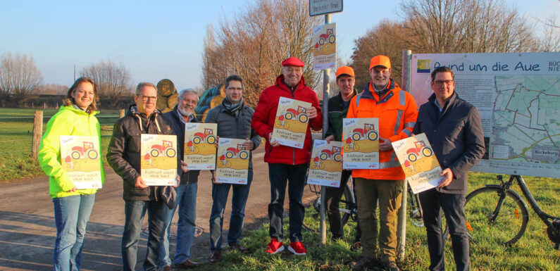 30 Schilder für mehr gegenseitige Aufmerksamkeit: Aktion „Rücksicht macht Wege breit“ in Bückeburg gestartet