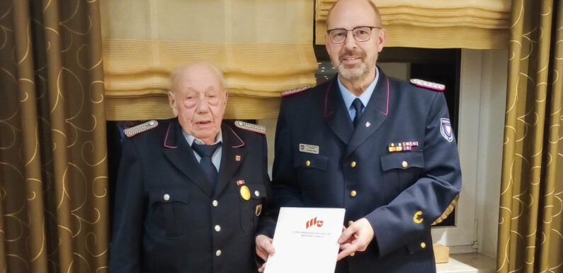 Feuerwehr Nienbrügge: „Urgestein“ Wilhelm Sölter für 70 Jahre Mitgliedschaft geehrt