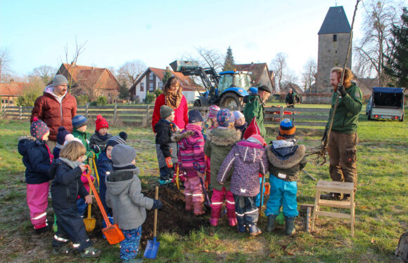 Landwirtschaft näherbringen: Verein IGEL pflanzt mit Petzer Kindergartenkindern Obstbäume
