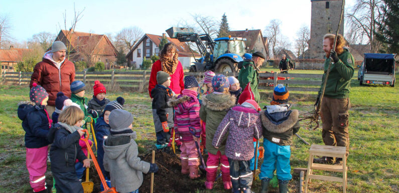 Landwirtschaft näherbringen: Verein IGEL pflanzt mit Petzer Kindergartenkindern Obstbäume